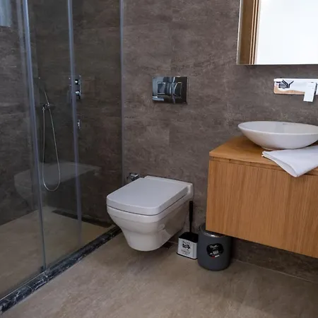 Merkez Havuzlu Odalarbanyolu Villa Çeşme