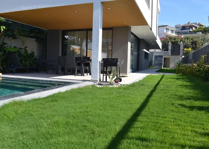 Merkez Havuzlu Odalarbanyolu Villa Çeşme