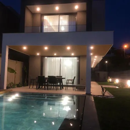 Merkez Havuzlu Odalarbanyolu Villa Çeşme